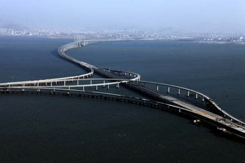 attraverso la baia di jiaozhou sul ponte pi lungo del mondo